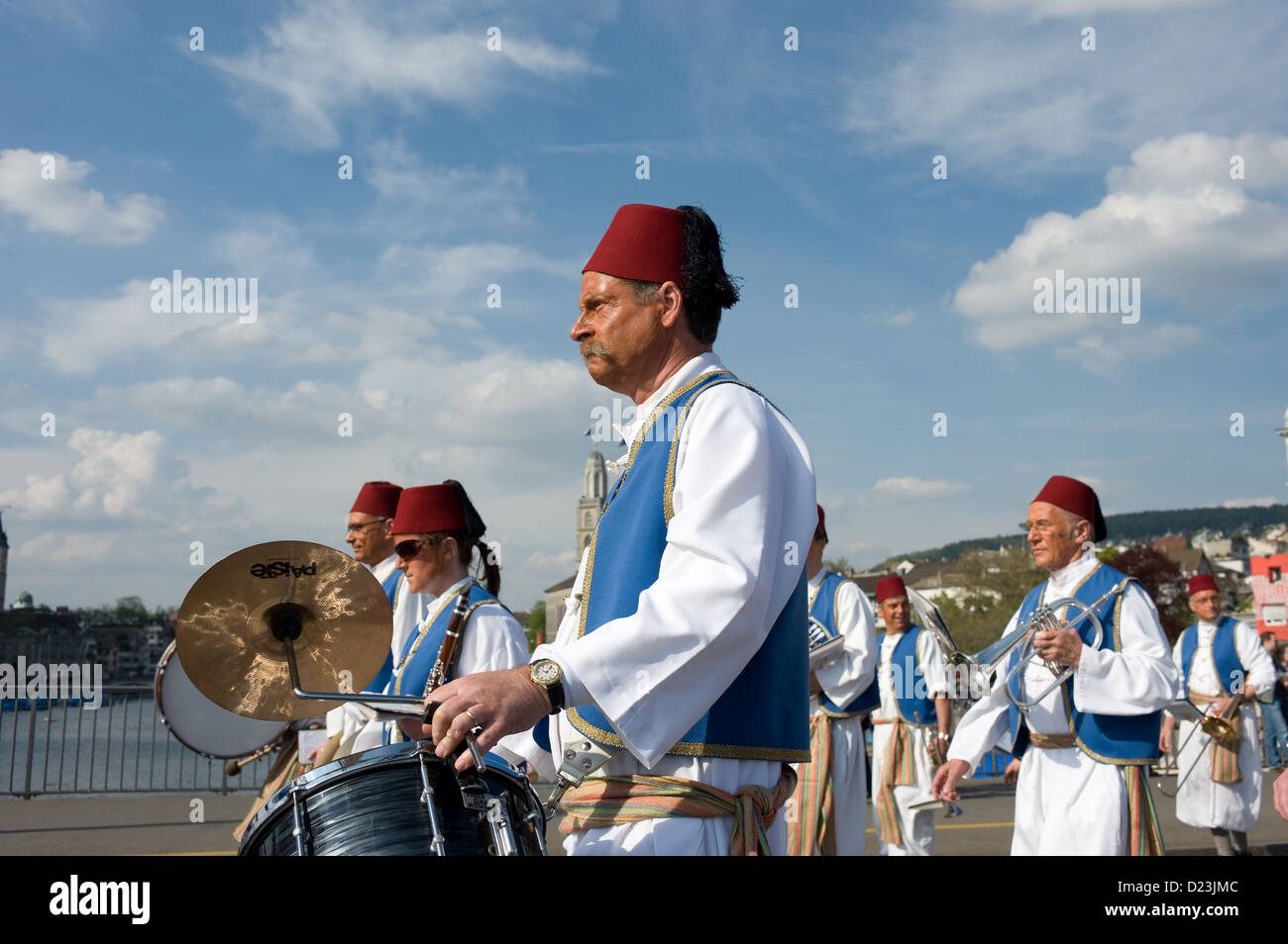 Zurigo, Svizzera, Musikkorp in costumi storici durante il Sechseläuten Foto Stock