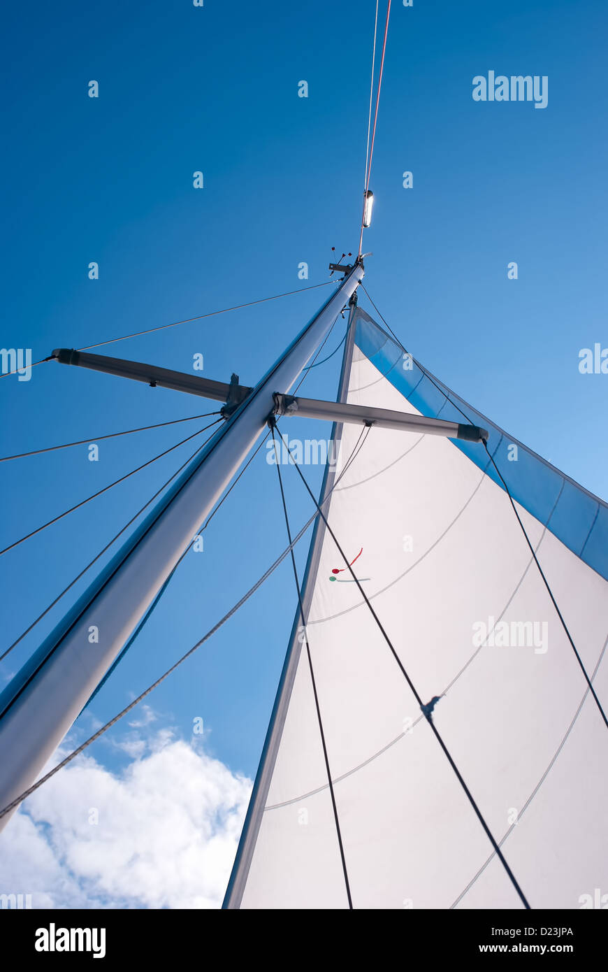 Montante di sollevamento di uno yacht a vela. Montante e yacht a vela contro il cielo blu Foto Stock