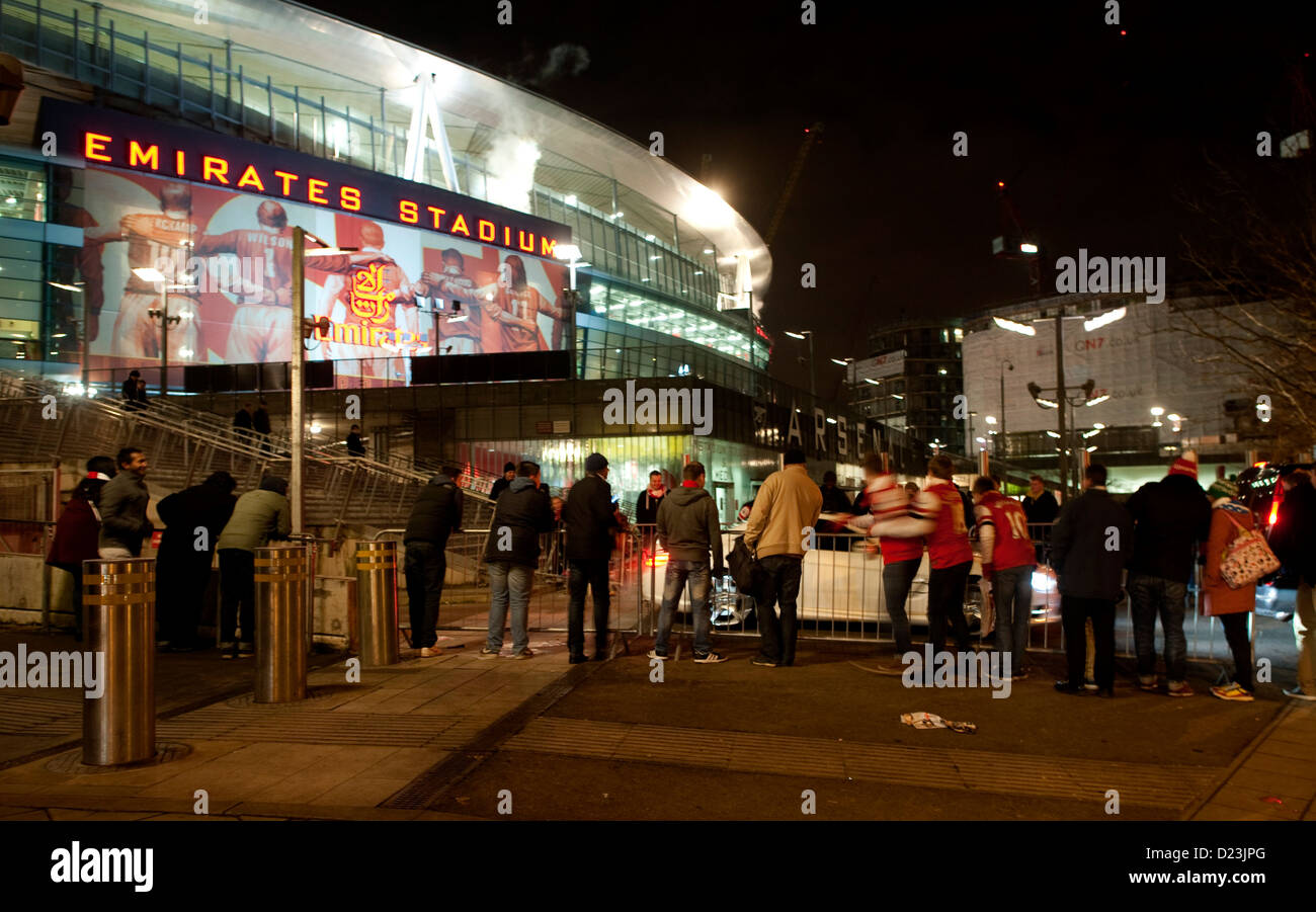 I tifosi dell'Arsenal attendere per gli autografi al di fuori del terreno dopo un gioco v Manchester City Foto Stock