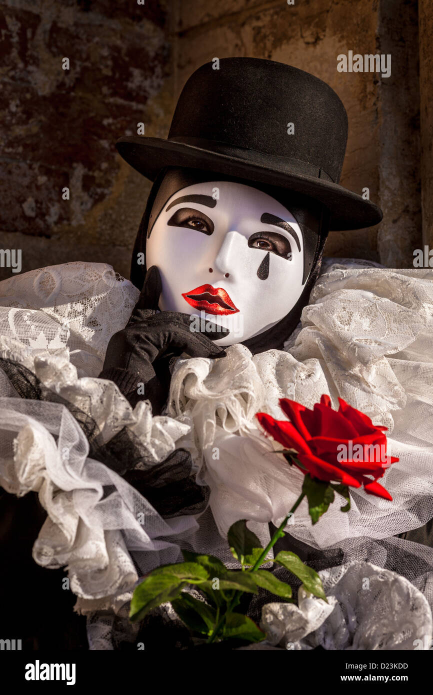 Una Donna vestita da Charlie Chaplin durante il Carnevale di Venezia,  Veneto, Italia Foto stock - Alamy