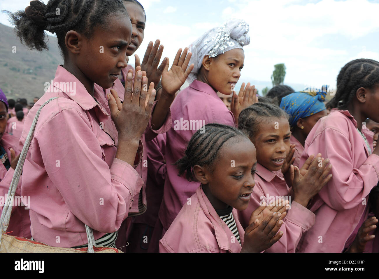 Zala Zembaba, Etiopia, le donne e i bambini si riuniscono dopo il lavoro Foto Stock