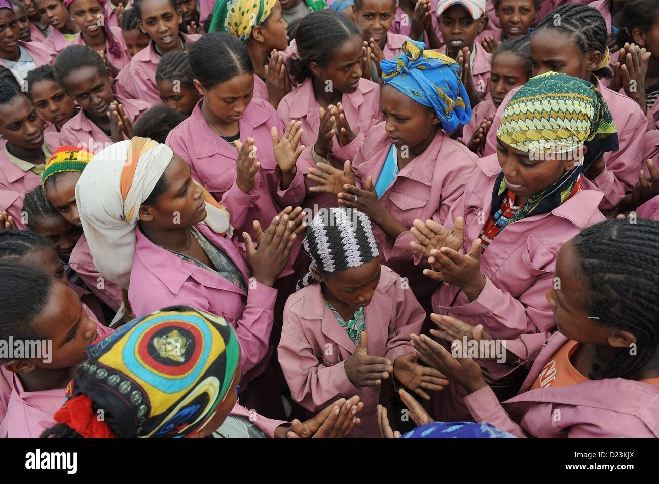 Zala Zembaba, Etiopia, le donne e i bambini si riuniscono dopo il lavoro Foto Stock