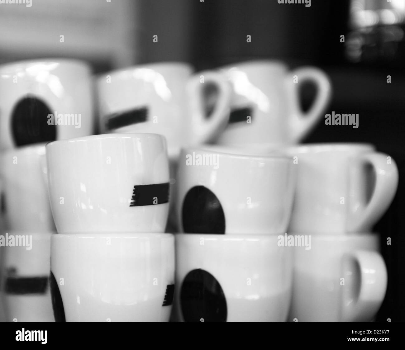 Tazze di caffè impilate in un bar, bianco e nero Foto Stock