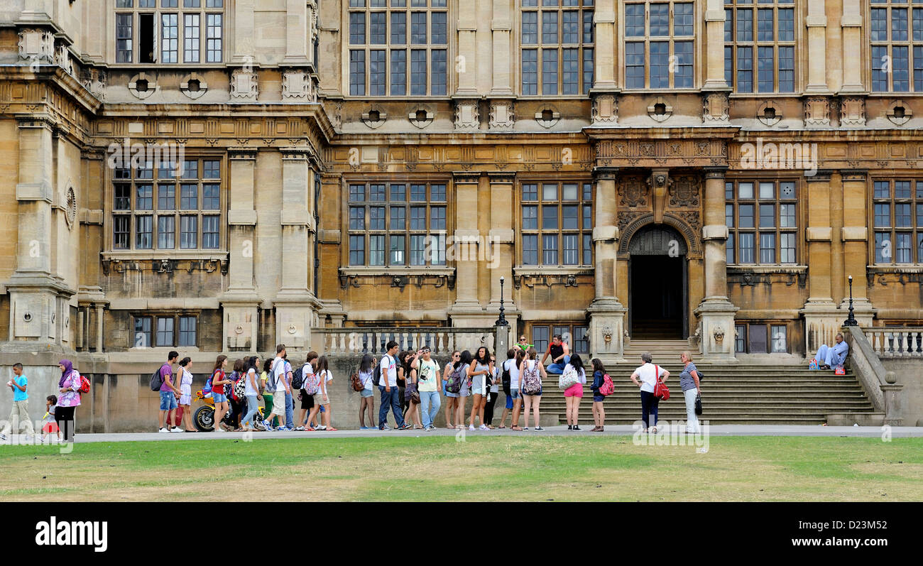 Un gruppo di studenti in visita a wollaton hall nottinghamshire England Regno Unito Foto Stock