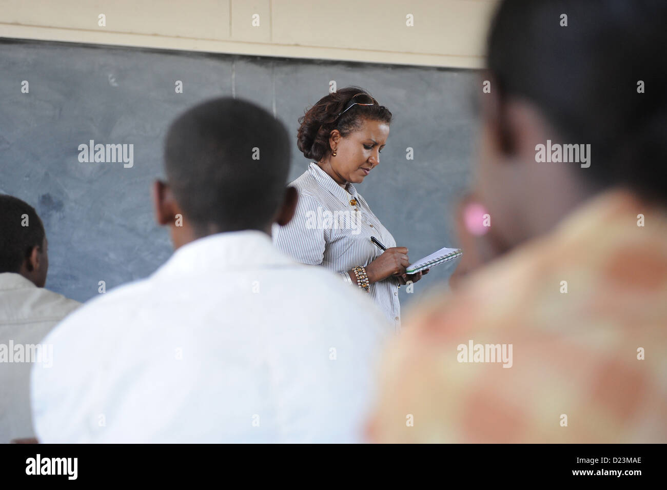 Mangudo, Etiopia, Almaz Boehm prima gli alunni nella nuova scuola Foto Stock