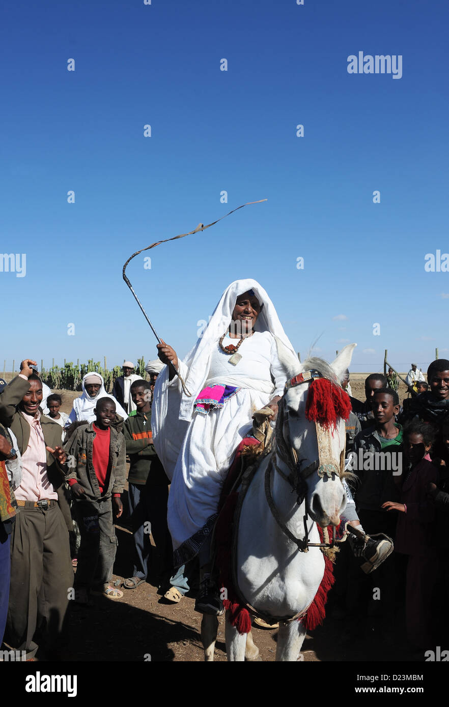 Mangudo, Etiopia, donna cavalca un mulo a scuola inaugurazione Foto Stock