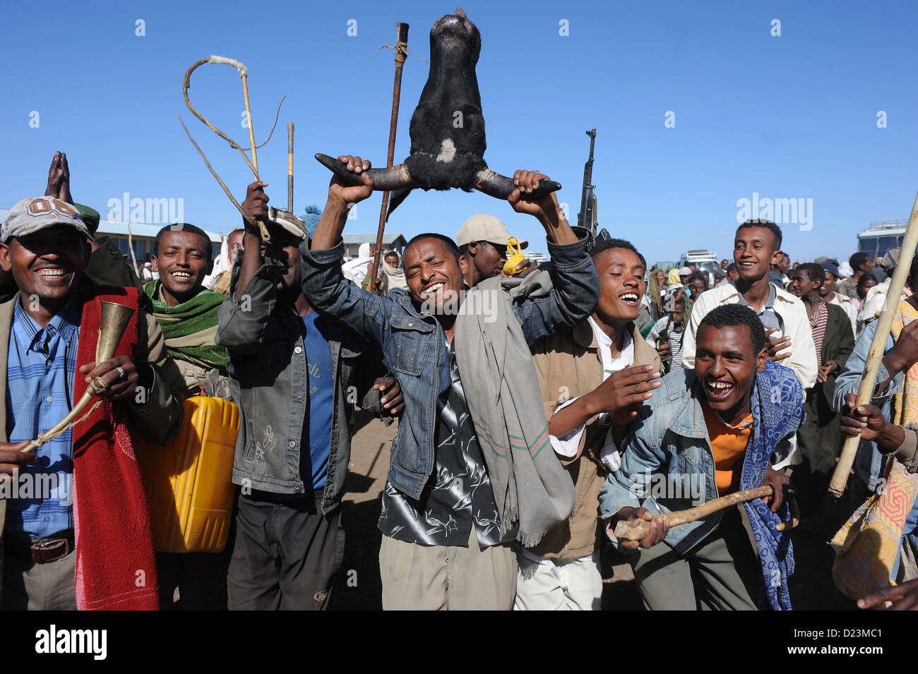 Mangudo, Etiopia, l'uomo con un bue di testa in corrispondenza della apertura della scuola Foto Stock