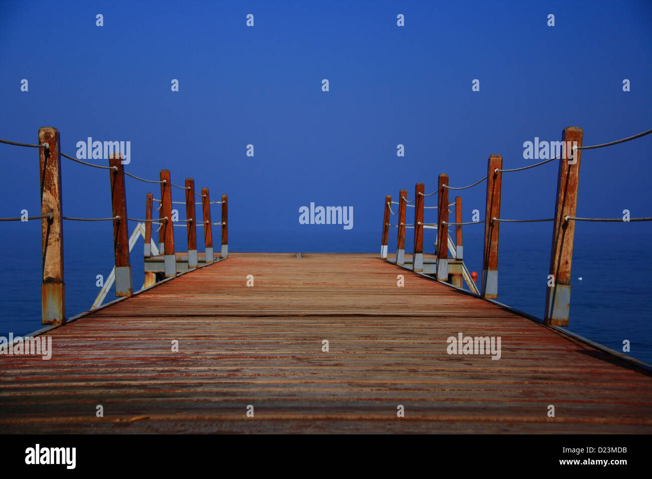 La foto mostra il molo sul mare con fumo in aria Foto Stock