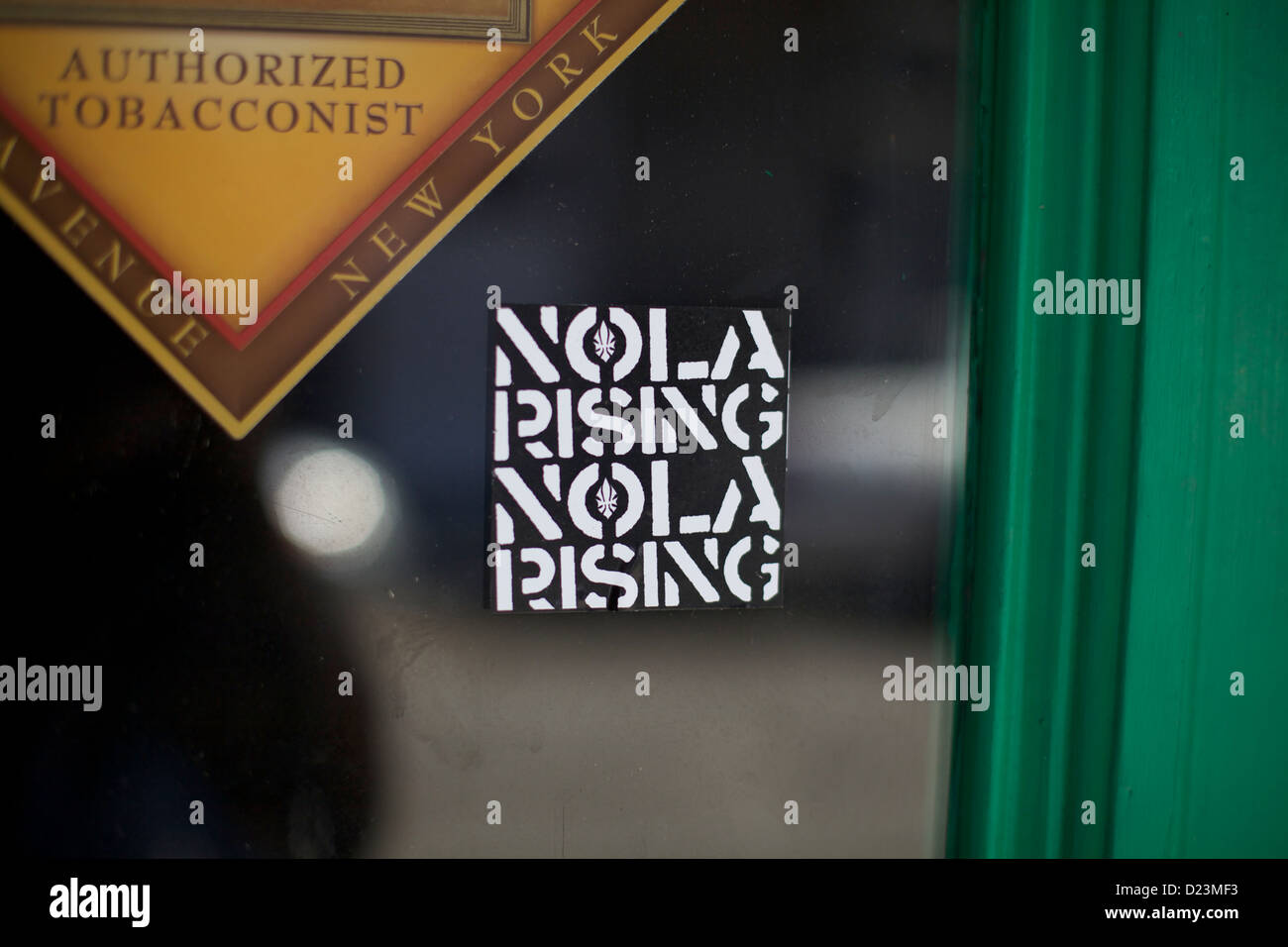 Adesivo "NOLA Rising" su un negozio di New Orleans, Louisiana, che riflette l'orgoglio e la resilienza locali Foto Stock