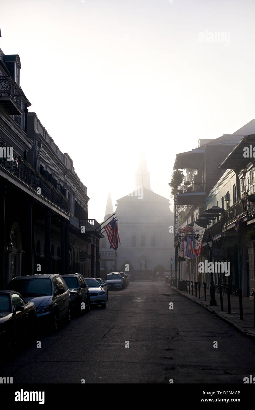 Coperte nebulizzate mattutine nello storico quartiere francese di New Orleans, Louisiana, con luce soffusa che illumina la cattedrale di St. Louis e il classico fascino del sud Foto Stock