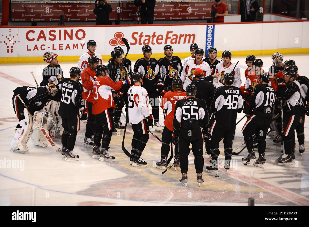 Ottawa, Ontario, Canada. Il 13 gennaio 2013. I Senatori di Ottawa tornare al ghiaccio per la loro prima pratica del training camp dopo il blocco di NHL ufficialmente è stato terminato in gennaio 12, 2013. Le loro pratiche saranno aperte ai tifosi come un gesto di vincere le ventole all'indietro. Ottawa, Ontario, Canada. Foto Stock