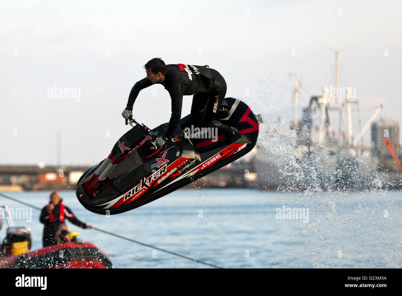 Freestyle Jet Ski Champion Jack Moule eseguendo acrobazie in marina Londra, Regno Unito. Il 12 gennaio 2012. Il London Boat Show a Excel. Foto Stock