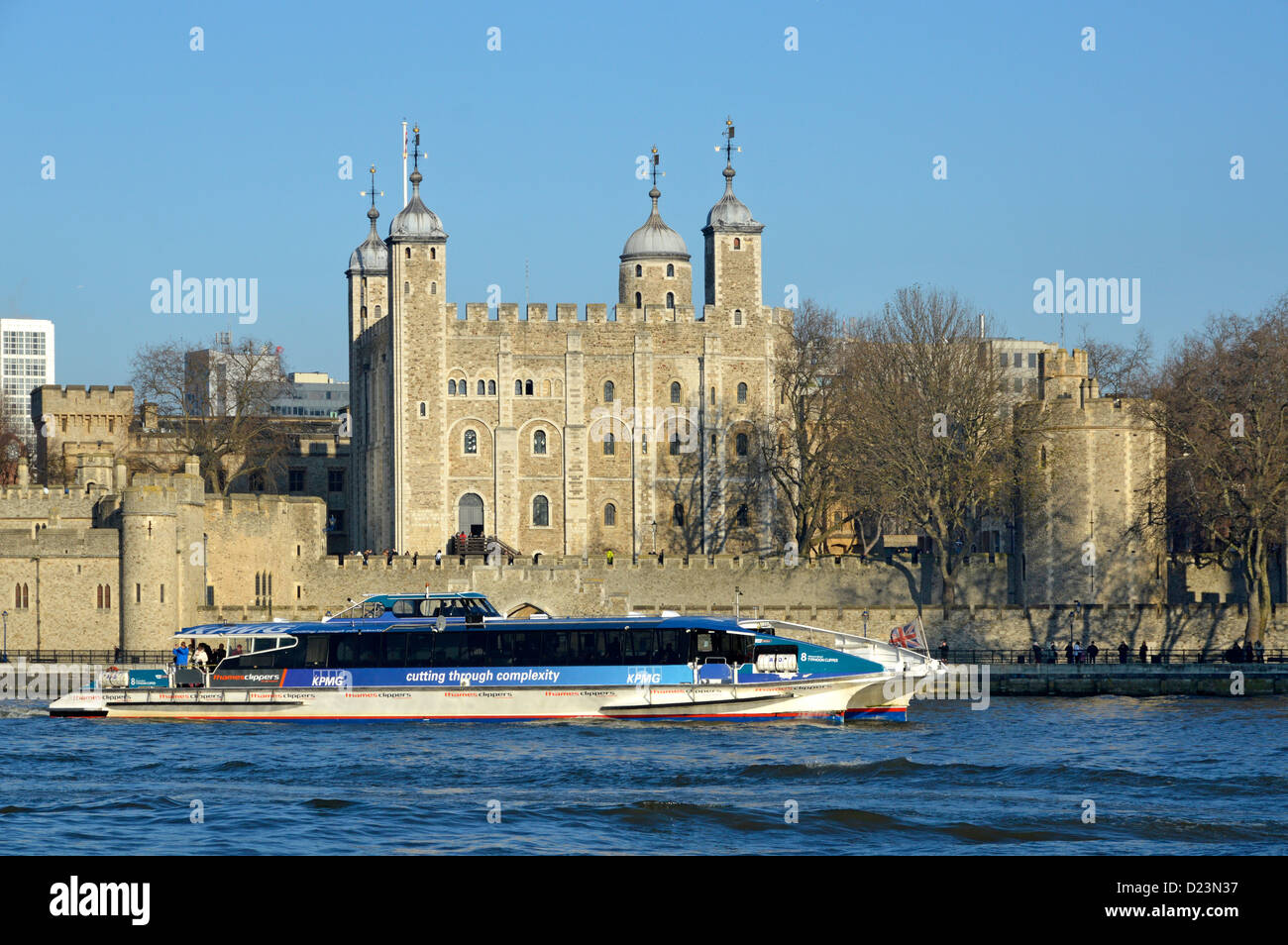 Thames Clipper di catamarano ad alta velocità di " commuters " fiume servizio passa alla Torre di Londra Foto Stock