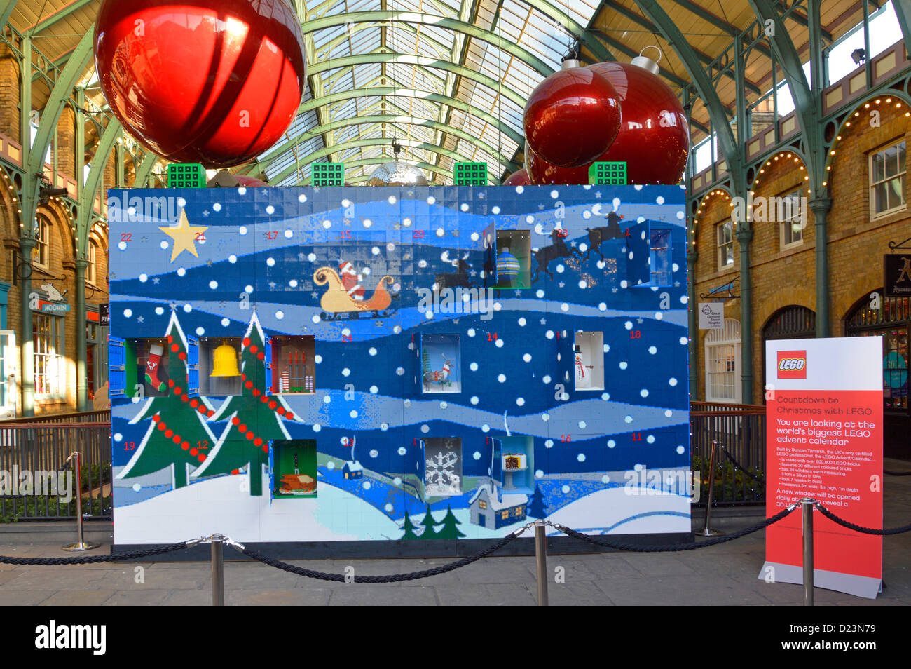 Xmas calendario dell'avvento realizzato da 600.000 mattoncini Lego con le  finestre aperte con altre decorazioni di Natale Covent Garden Londra  Inghilterra REGNO UNITO Foto stock - Alamy