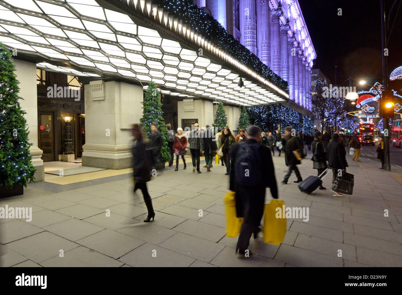 Oxford Street acquirenti e magazzini Selfridges esterno Foto Stock