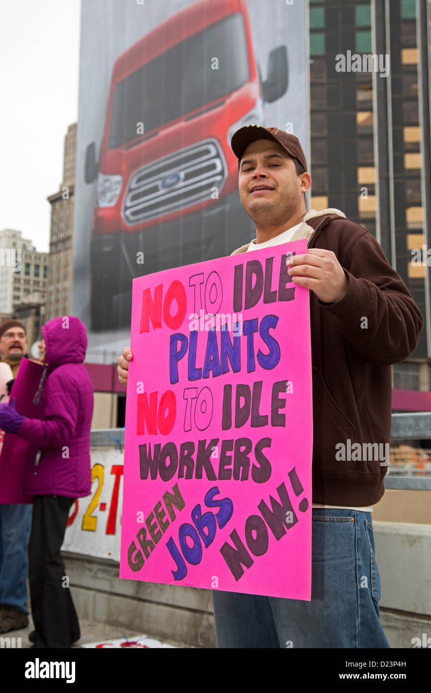 Detroit, Michigan - Auto i lavoratori si sono stretti al di fuori del North American International Auto Show, protestando in calo i salari e le condizioni di lavoro nel settore auto poiché il governo bailout dell'industria nel 2009. Foto Stock