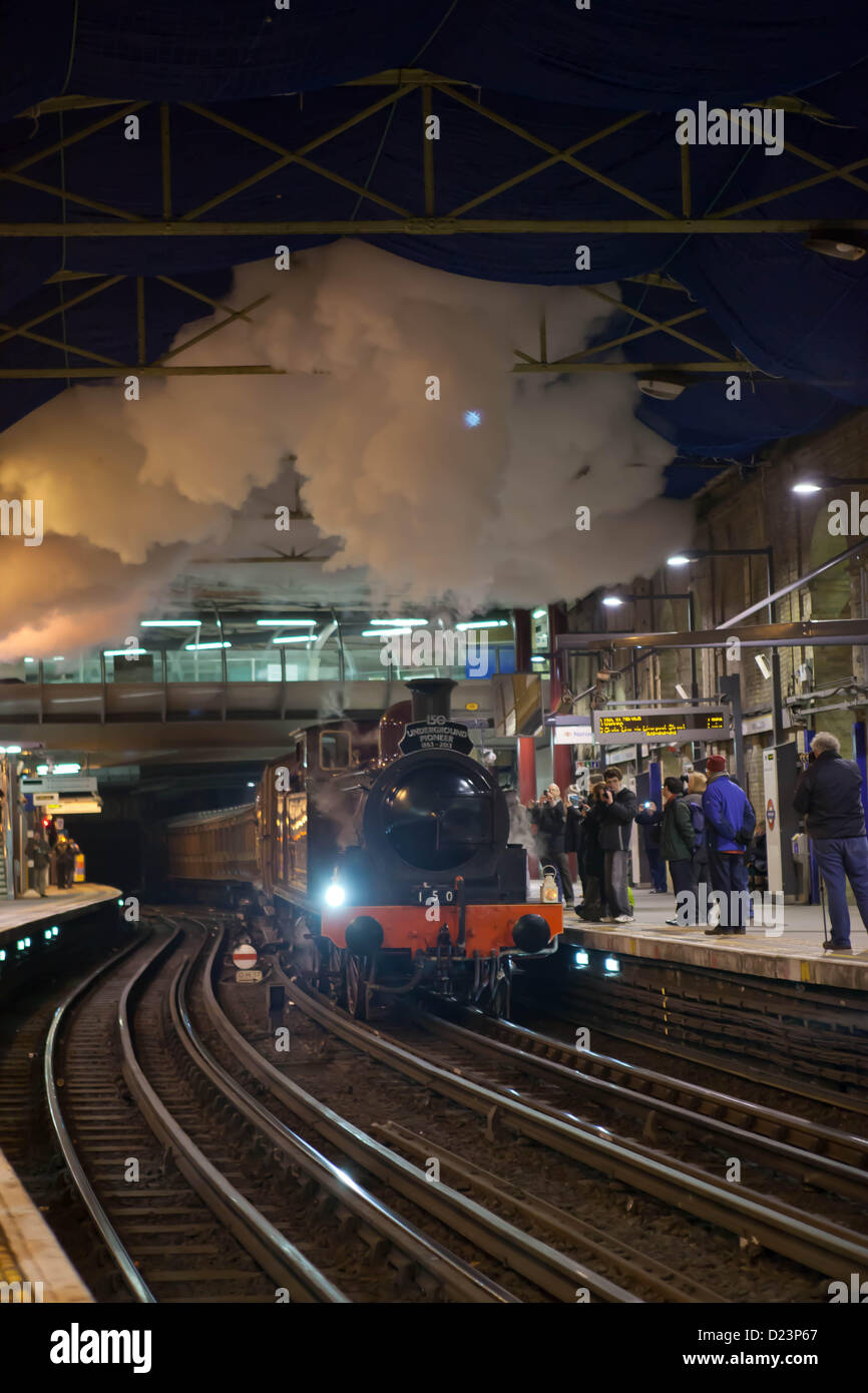 Londra, Regno Unito. Il 13 gennaio 2013 un treno a vapore noto come incontrato locomotiva n. 1, entra Farringdon la stazione della metropolitana di Londra. Foto Stock
