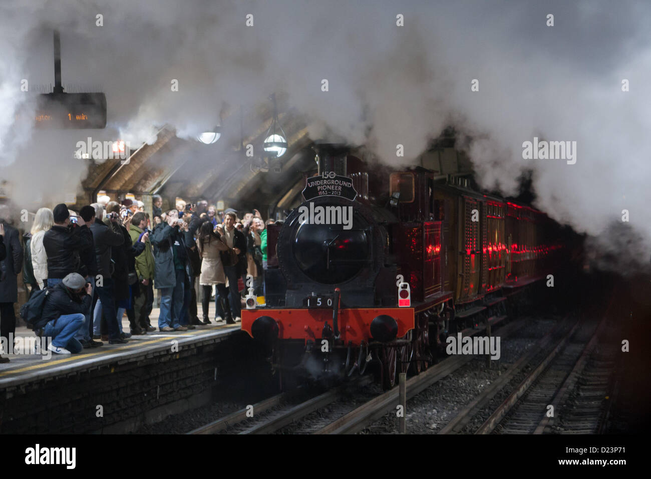 Stazione di Baker Street, Londra, Regno Unito. Il 13 gennaio 2013. La linea metropolitana No.1 locomotiva a vapore riempie la stazione di Baker Street con vapore e fumo come passa attraverso come parte di un patrimonio speciale treno per contrassegnare il centocinquantesimo anniversario della metropolitana di Londra. Londra, Regno Unito. Foto Stock