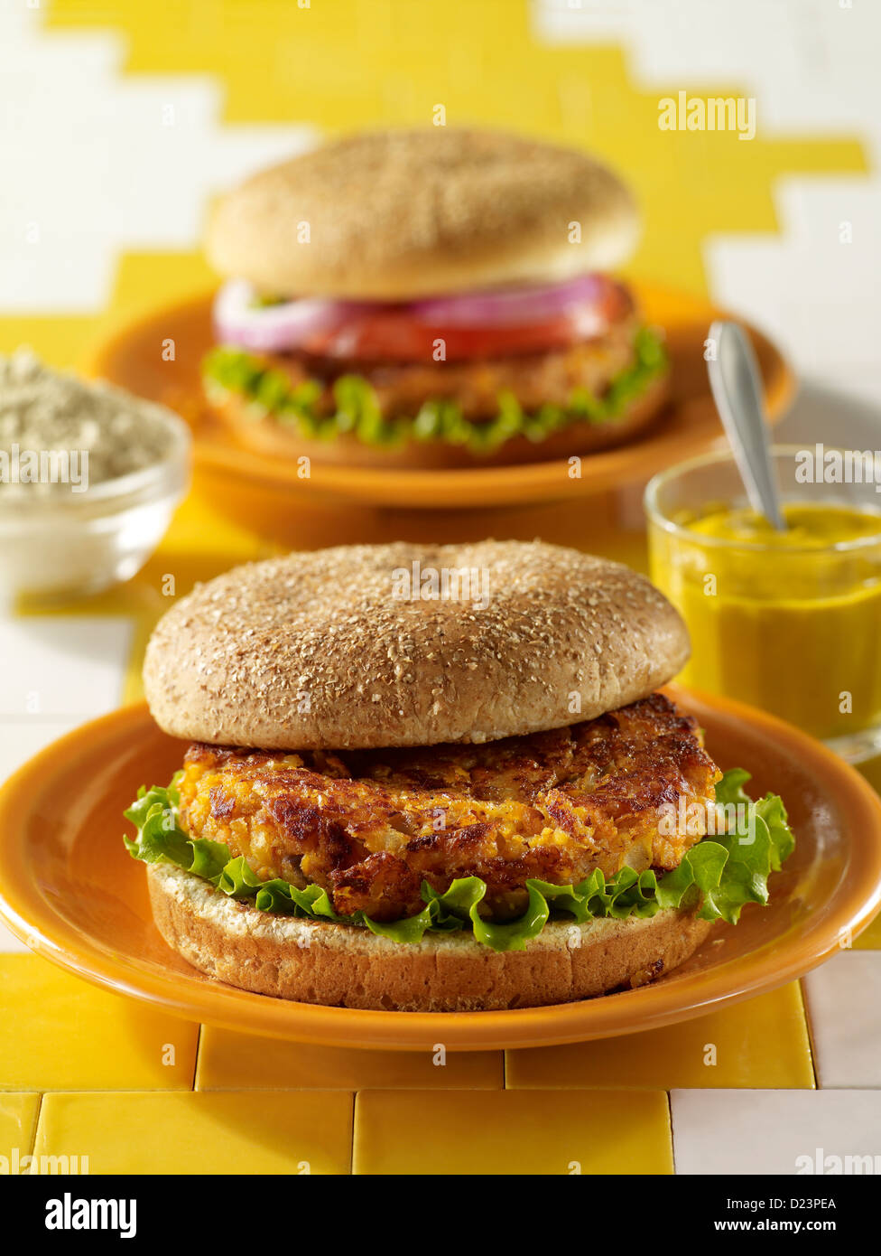 Proteina hamburger vegetariano su un brillante sfondo colorato Foto Stock