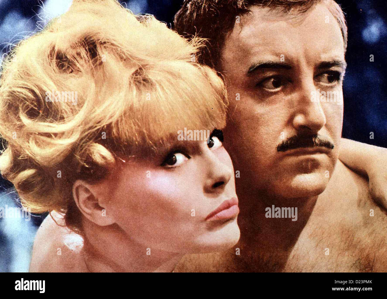 Ispettore Clouseau: Ein Schuss Im Dunkeln girato nel buio, Elke Sommer, Peter Sellers Als in Marias (Elke Sommer) Appartement Foto Stock