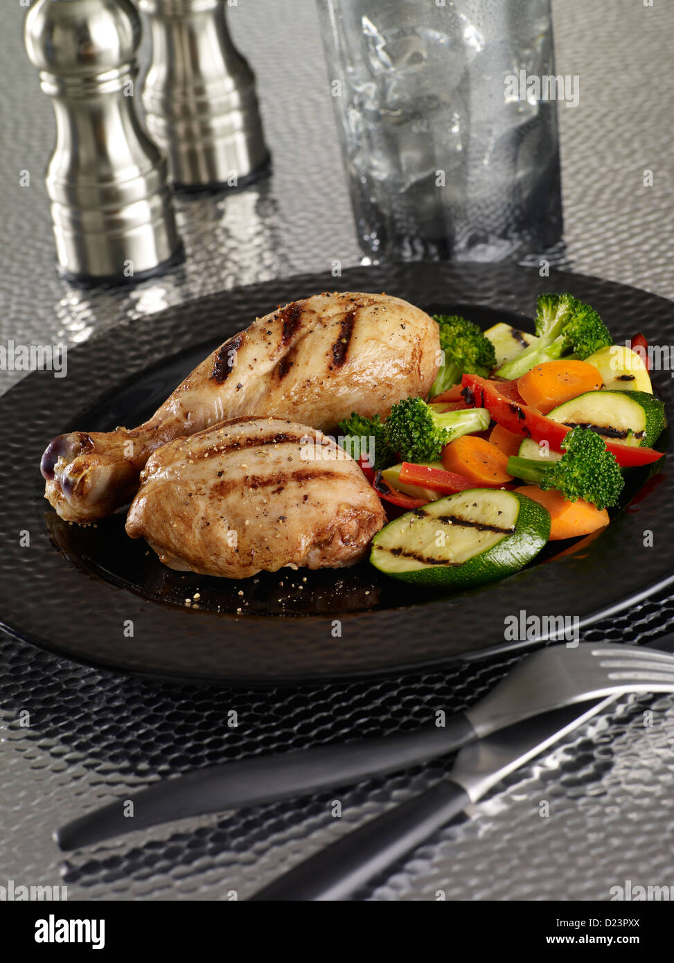 Pollo arrosto con verdure grigliate Foto Stock