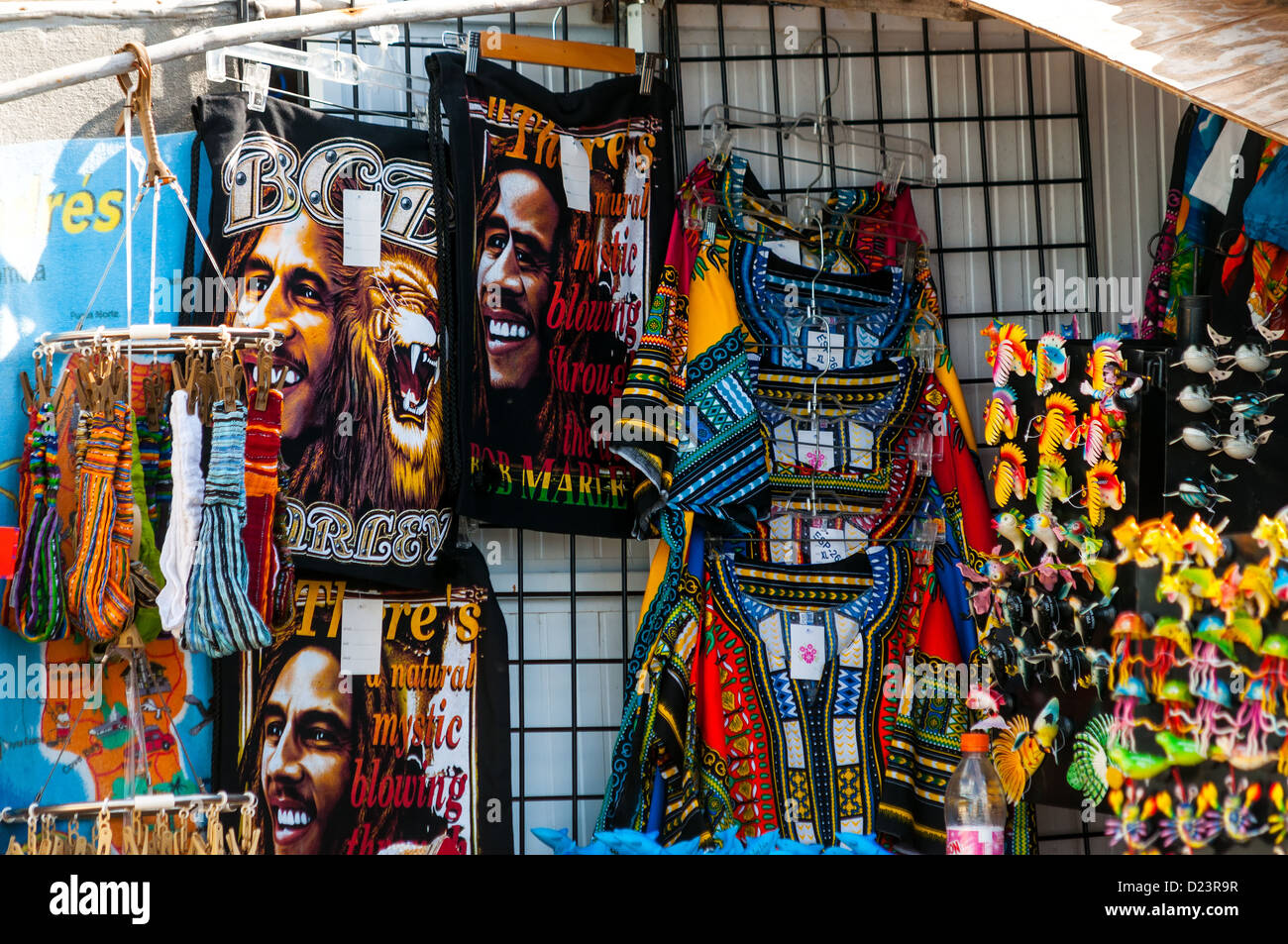 Stand di souvenir nell isola caraibica di San Andres, Colombia vendita di  Bob Marley merchandise Foto stock - Alamy