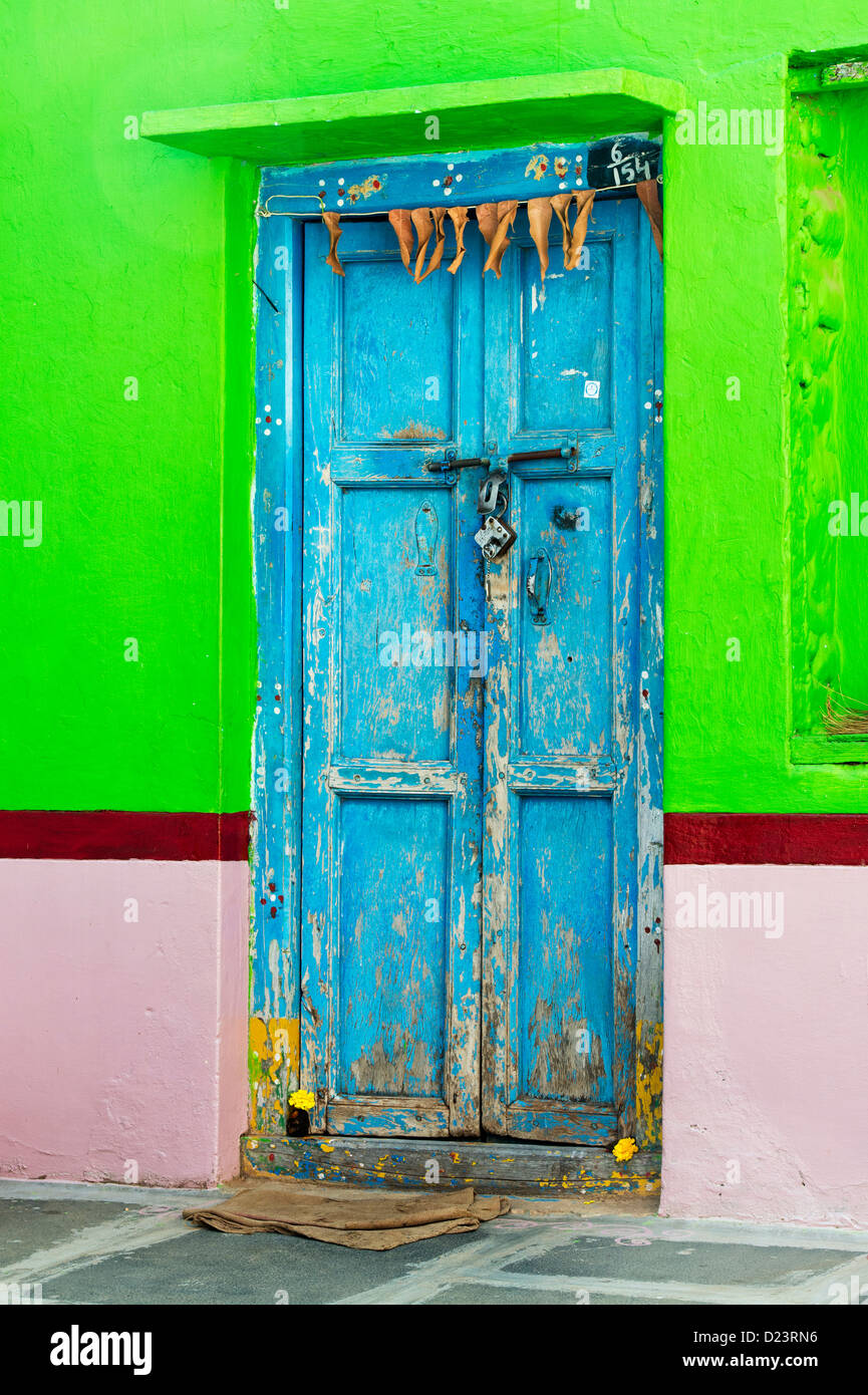 Casa indiana porta anteriore. Andhra Pradesh, India Foto Stock