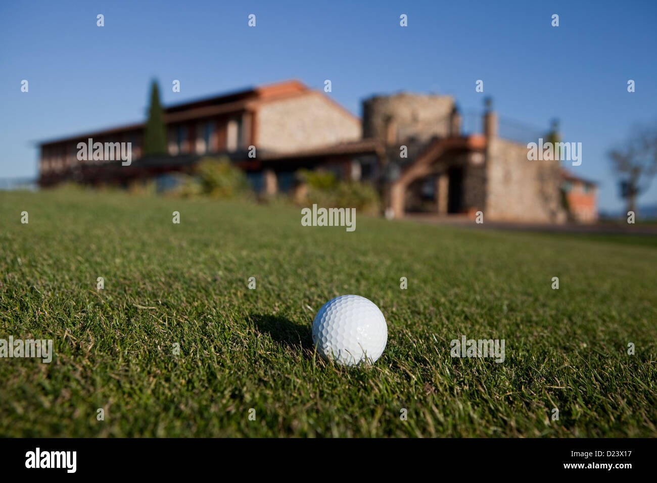 Pallina da golf su erba, a Peralada Hotel Club , Girona, in Catalogna, Spagna. Foto Stock