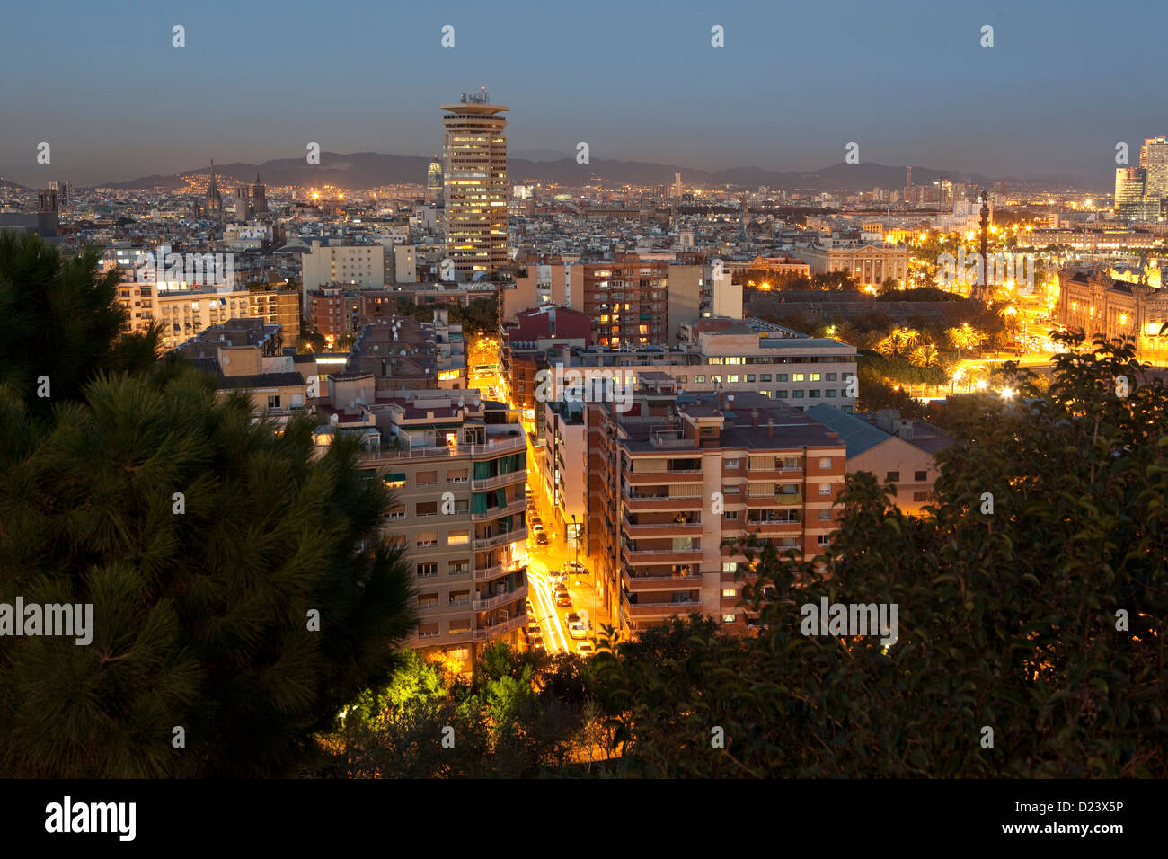 Vista al tramonto del Sant Antoni e Poble Sec quartiere dalla collina di Montjuic a Barcellona, Spagna. Foto Stock