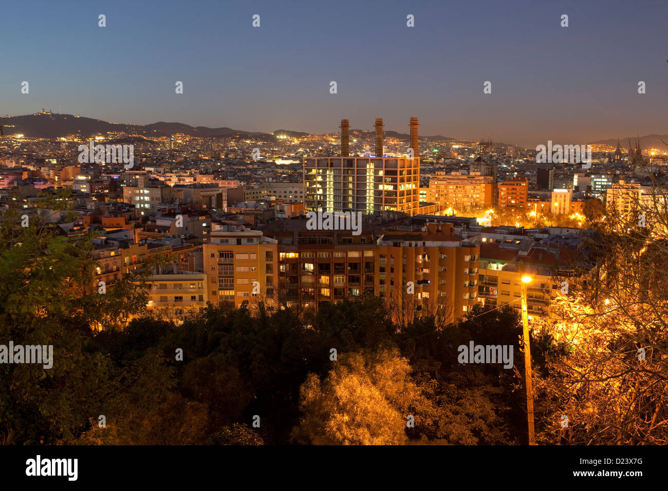 Vista al tramonto del Sant Antoni e Poble Sec quartiere dalla collina di Montjuic a Barcellona, Spagna Foto Stock