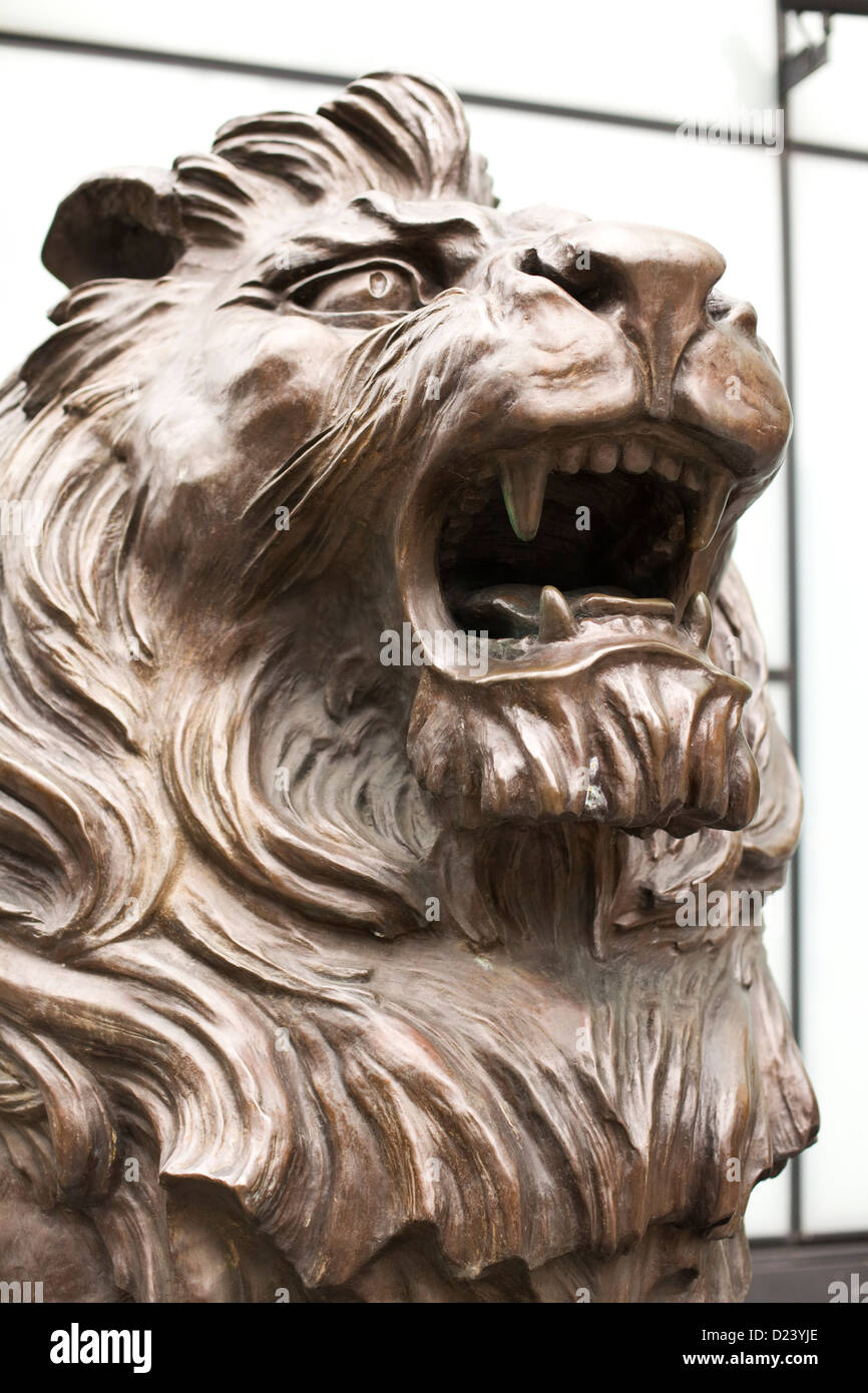 Leoni di bronzo guardia presso la sede centrale globale del gruppo HSBC in Canary Wharf London Foto Stock