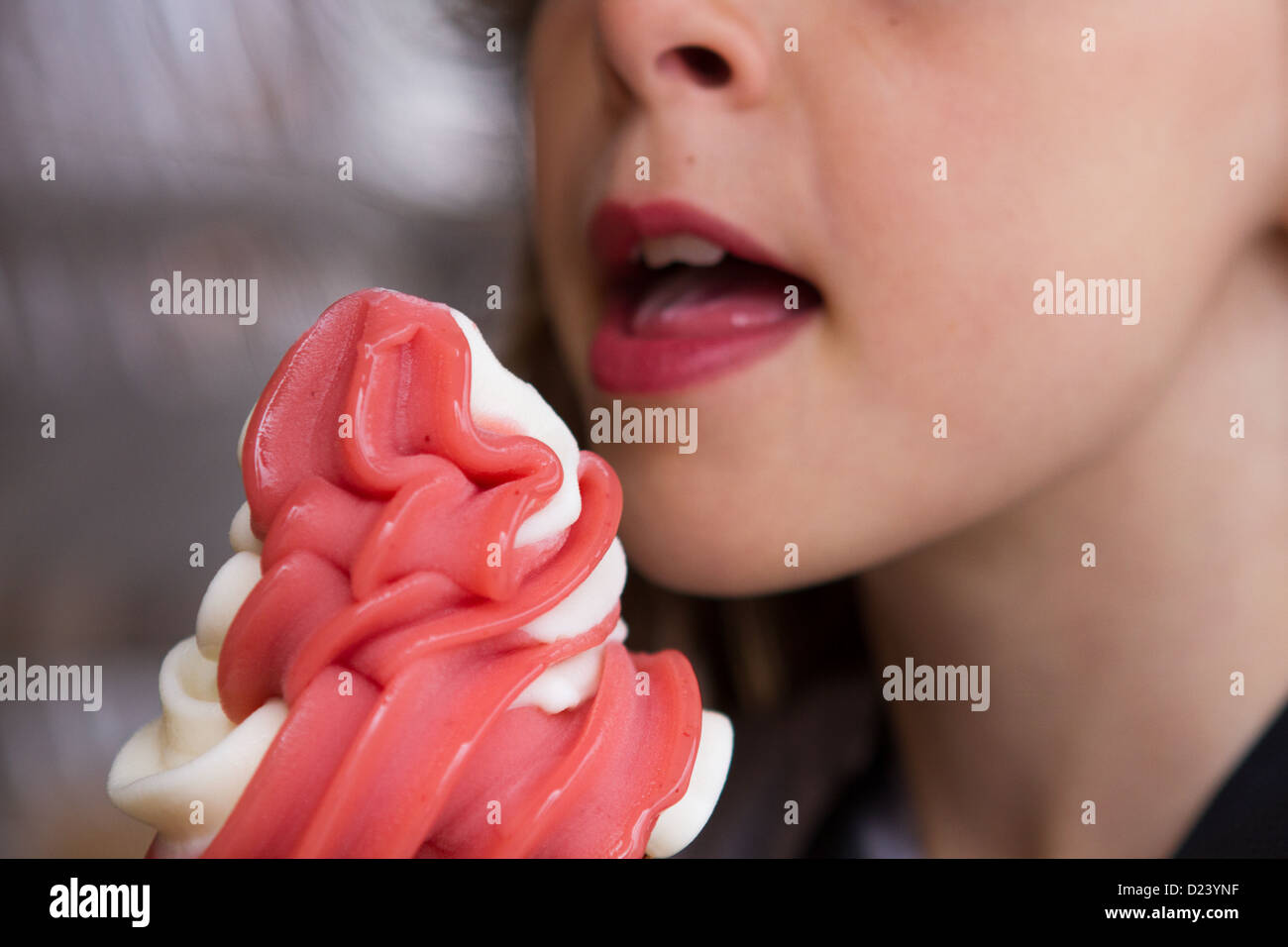 Una ragazza che sta per prendere un boccone o a leccare da un cono gelato. Modello rilasciato. Foto Stock