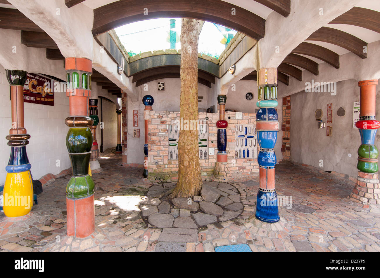 Frederick Hundertwasser's wc è stato aperto in una cerimonia di Alba. Foto Stock