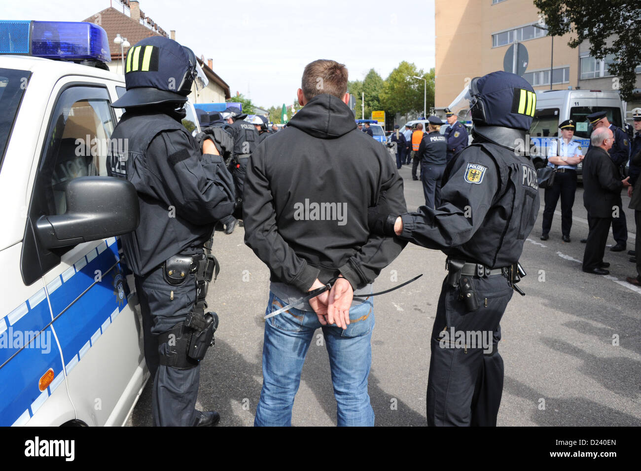 In corrispondenza della stazione Karlsruhe-Durlach (Baden-Wuerttemberg) su 20/09/2012 le forze di azione della polizia federale e la polizia nazionale del Baden-Wuerttemberg e pratica insieme l'intervento della polizia contro i rischi di violenza dei gruppi elettroventola dal Soccer milieu a tr Foto Stock