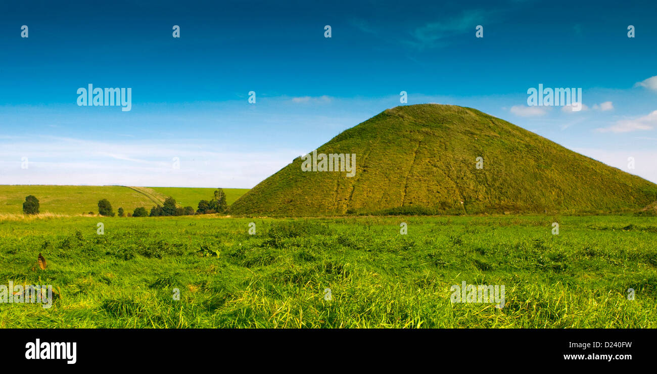 Il neolitico Silbury Hill in estate, nei pressi di Avebury, Wiltshire, Inghilterra, Regno Unito. Foto Stock