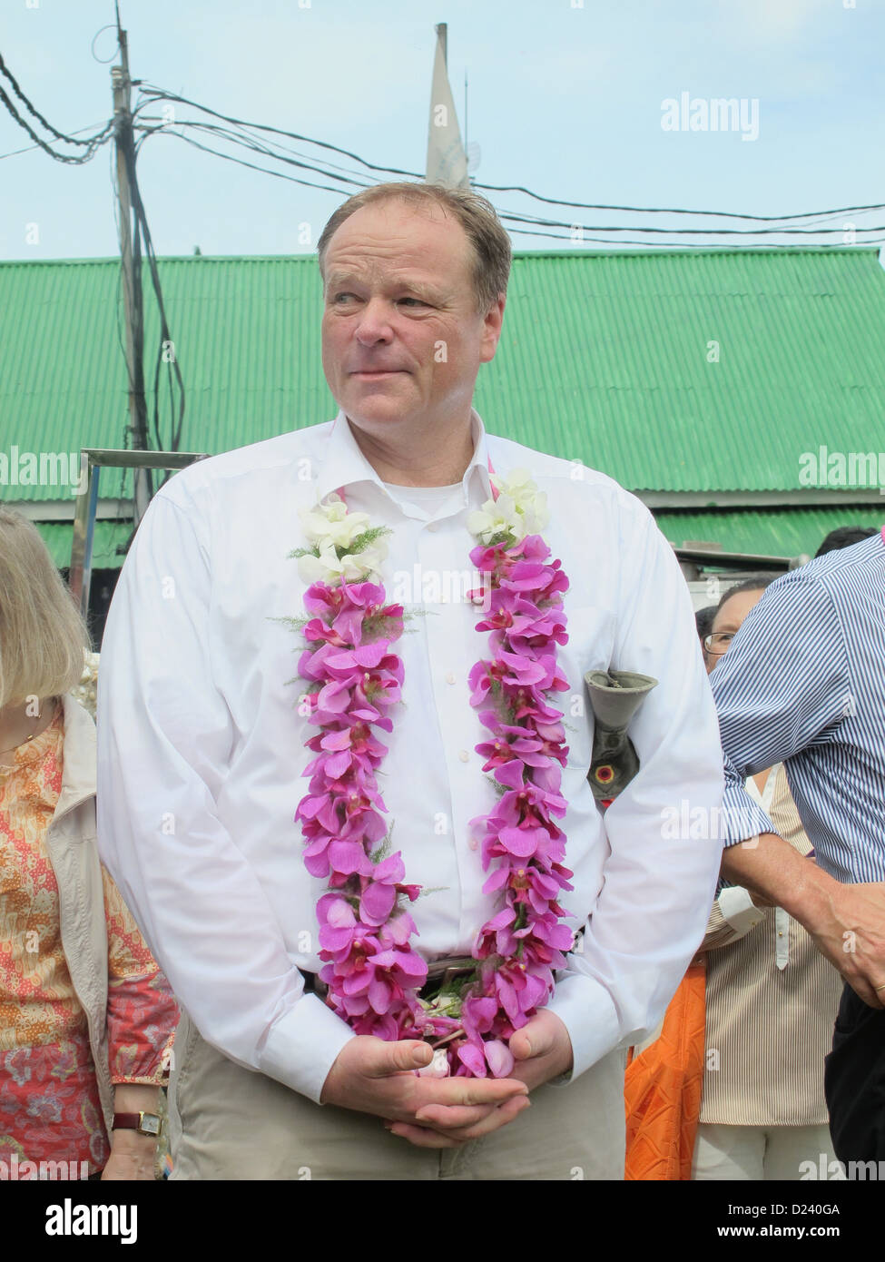 Il Ministro tedesco per la Cooperazione Economica e lo sviluppo Dirk Niebel visita una centrale solare nel Bunaken, Indonesia, 11 gennaio 2013. La trasparente falsamente lo chiama "ministro dell'economia e sviluppo". Foto: CHRISTIANE OELRICH Foto Stock