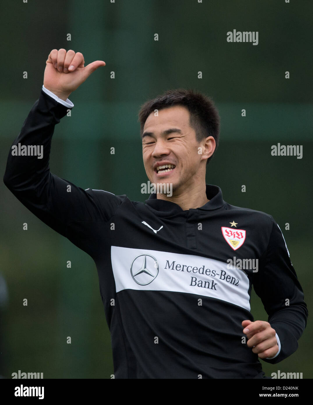 Stuttgart, Shinji Okazaki grazie un compagno di squadra per un buon passaggio durante il cordiale partita di calcio tra Bundesliga club di calcio VfB Stuttgart e Eredivisie olandese club di calcio RKC Waalwijk in Kardiye, Turchia, 11 gennaio 2013. Okazaki ha segnato il 1-1 equalizzatore. VfB Stuttgart terminato il loro training camp con la partita che si è conclusa 1-1 indecisi. Foto: SOEREN STACHE Foto Stock