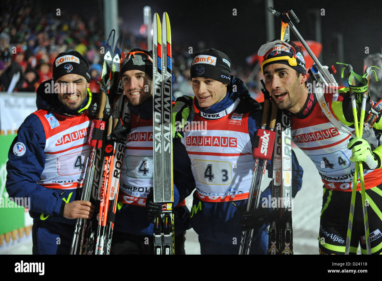 Biatleti francese Simon Fourcade (L-R), Jean Guillaume Beatrix, Alexis Boeuf e Martin Fourcade tzhe celebrare la vittoria nella 4 x 7,5 km staffetta presso la Coppa del Mondo di Biathlon di Chiemgau Arena a Ruhpolding, Germania, 10 gennaio 2013. Foto: ANDREAS GEBERT Foto Stock