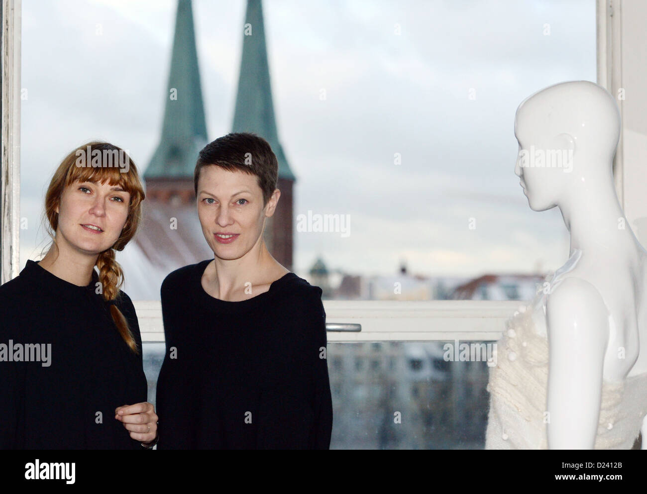 Designer di moda Silke Geib (R) e Nadine Moellenkamp dell'etichetta Blaenk pongono nel loro studio di Berlino, Germania, 11 gennaio 2013. I progettisti presenteranno le loro creazioni al Mercedes-Benz della settimana della moda a Berlino il 18 gennaio. Foto: Jens Kalaene Foto Stock