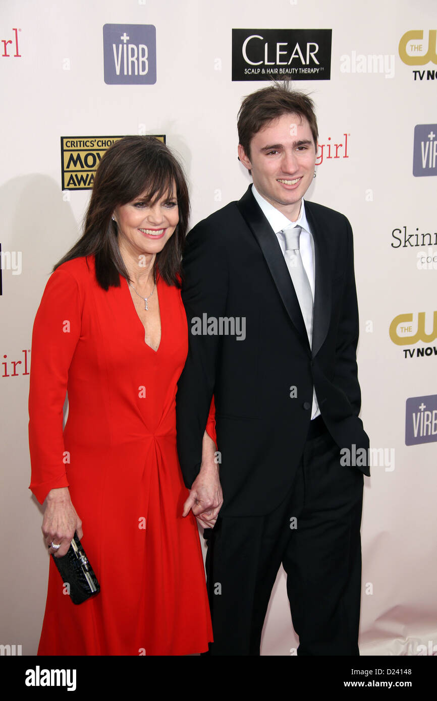 L'attrice Sally Field e suo figlio Sam Greisman arrivano al trentanovesimo annuale di People's Choice Awards presso il Nokia Theatre in L.A. Vive a Los Angeles, Stati Uniti d'America, il 09 gennaio 2013. Foto: Hubert Boesl/dpa Foto Stock