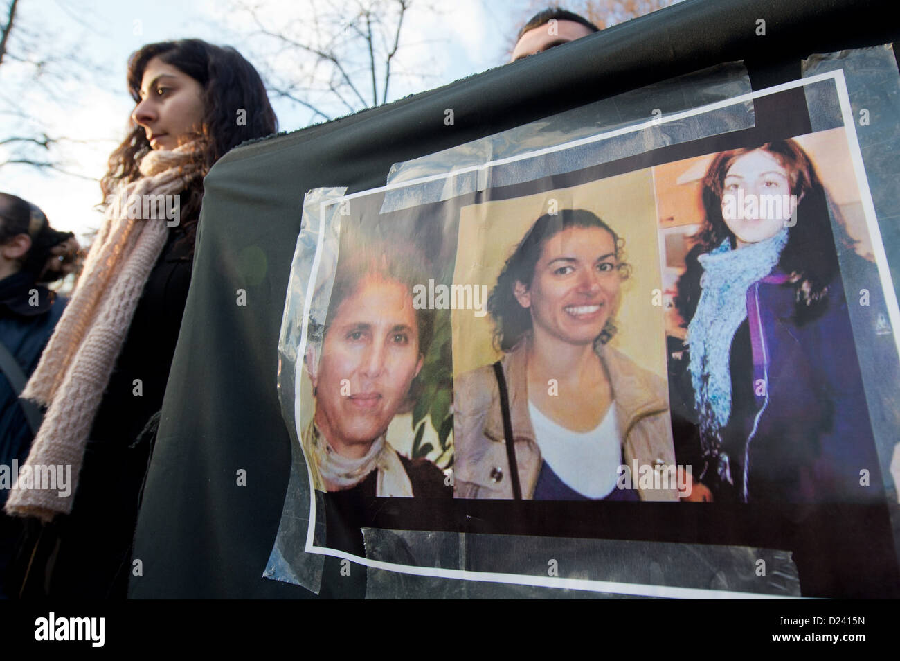 Manifestanti curdi demande una rapida risoluzione degli omicidi di tre donne militanti curdi a Parigi davanti al consolato turco in Francoforte sul Meno, Germania, 11 gennaio 2013. La dimostrazione è stata assicurata dalla polizia. Foto: BORIS ROESSLER Foto Stock