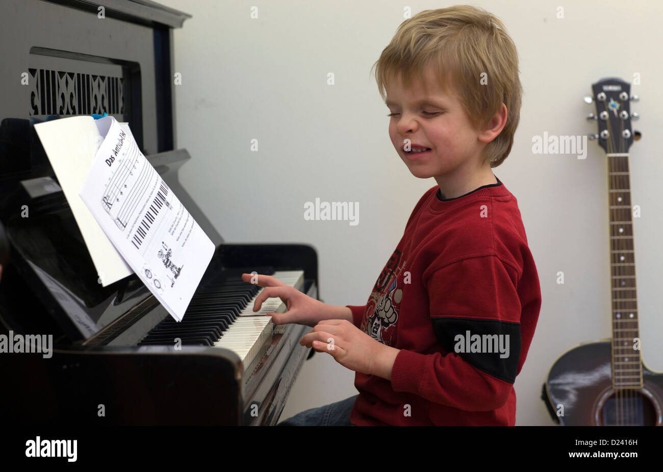 Quasi cieco otto anni che Mario suona il pianoforte presso la Scuola di  stato per non vedenti e ipovedenti in Neukloster, Germania, 10 gennaio  2013. Gli esperti si incontreranno alla Conferenza 'Musical