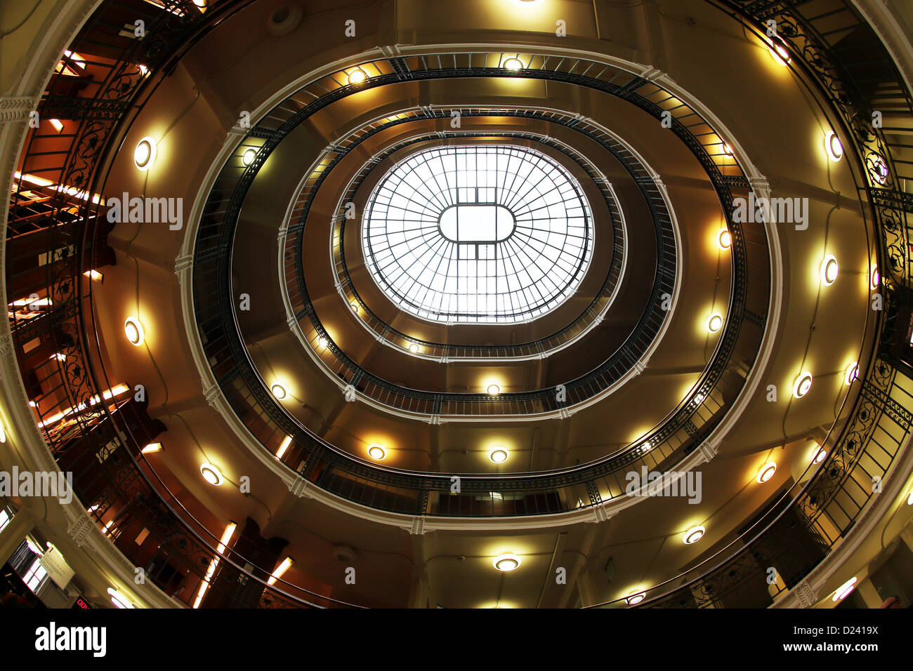 Vista interna della biblioteca nazionale finlandese di Helsinki, Finlandia, 16 ottobre 2012. Essa è la più antica e importante biblioteca scientifica del paese. Foto: Jens Buettner Foto Stock
