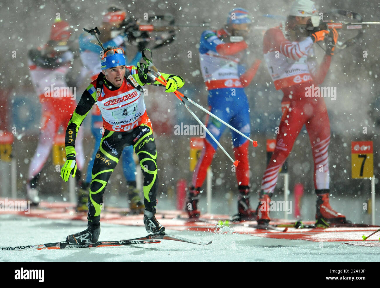 Biatleta francese Jean Guillaume Beatrix lascia il poligono di tiro durante la 4 x 7,5 km staffetta presso la Coppa del Mondo di Biathlon di Chiemgau Arena a Ruhpolding, Germania, 10 gennaio 2013. Foto: ANDREAS GEBERT Foto Stock