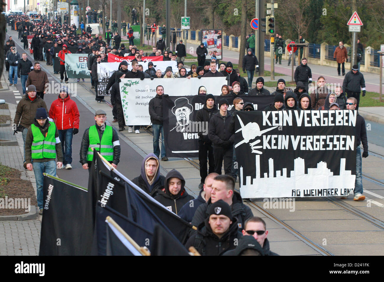 A destra i manifestanti a piedi attraverso una strada a Magdeburgo (Germania), 12 gennaio 2013. Piani di polizia per fermare i conflitti tra gli estremisti di sinistra e il neo-nazisti. Lo sfondo è l Anniversario del bombardamento di Magdeburg nella II Guerra Mondiale il 16 gennaio 1945. Foto: Matthias Bein Foto Stock