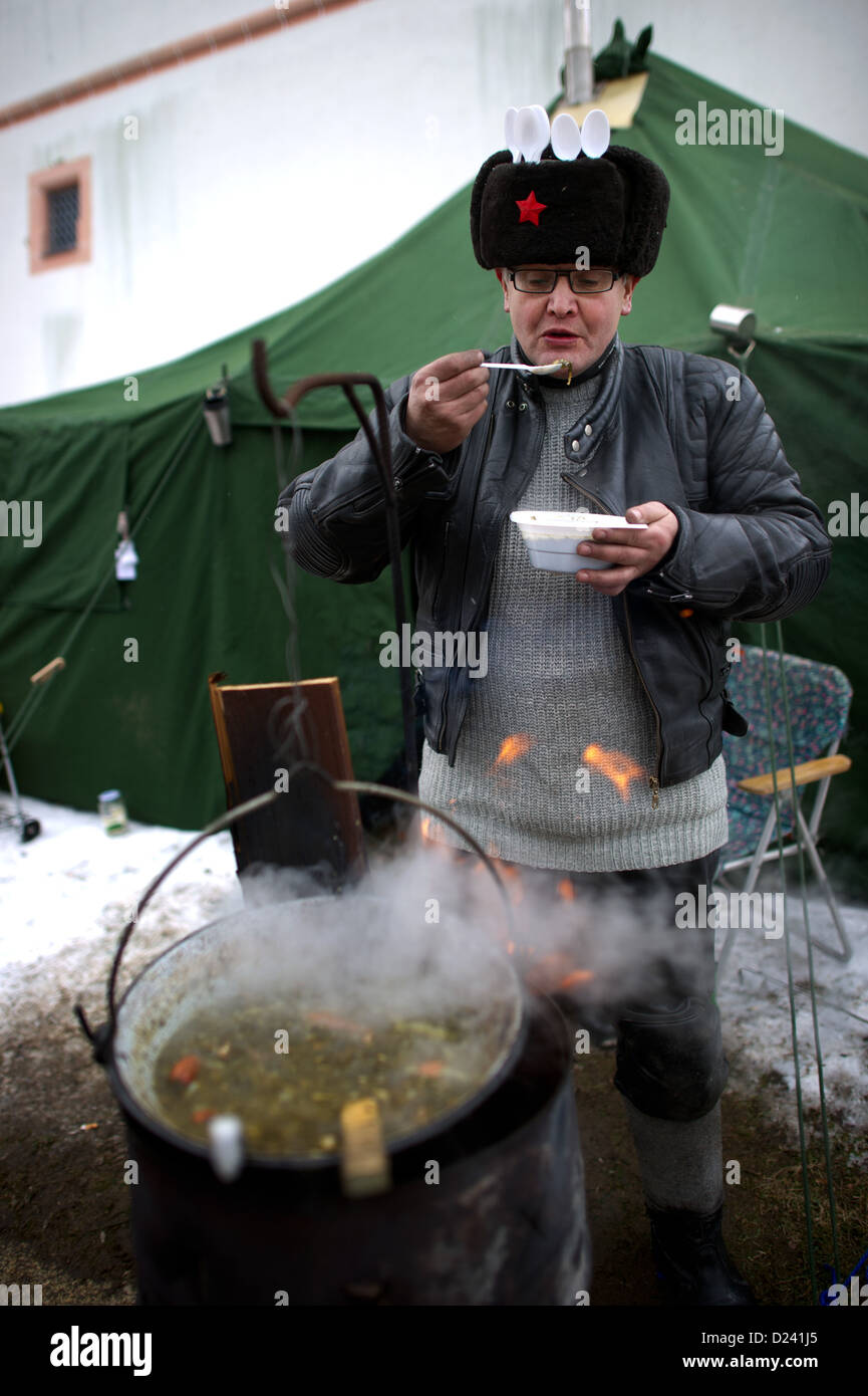 Bikers incontrano nella parte anteriore del castello di Augustusburg in Augustusburg, Germania, 12 gennaio 2013. Fino a 1.500 bikers di tutta Europa sono attesi, la tradizione risale al 1971. Foto: Arno Burgi Foto Stock