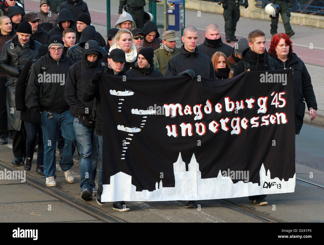 A destra i manifestanti a piedi attraverso una strada a Magdeburgo (Germania), 12 gennaio 2013. Piani di polizia per fermare i conflitti tra gli estremisti di sinistra e il neo-nazisti. Lo sfondo è l Anniversario del bombardamento di Magdeburg nella II Guerra Mondiale il 16 gennaio 1945. Foto: Matthias Bein Foto Stock