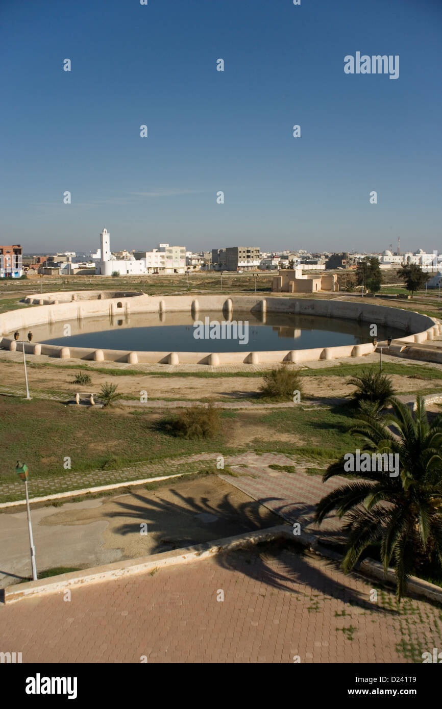I bacini Aghlabid in Kairouan, Tunisia, giant cisterne costruite nel nono secolo di trattenere acqua portato da acquedotto Foto Stock