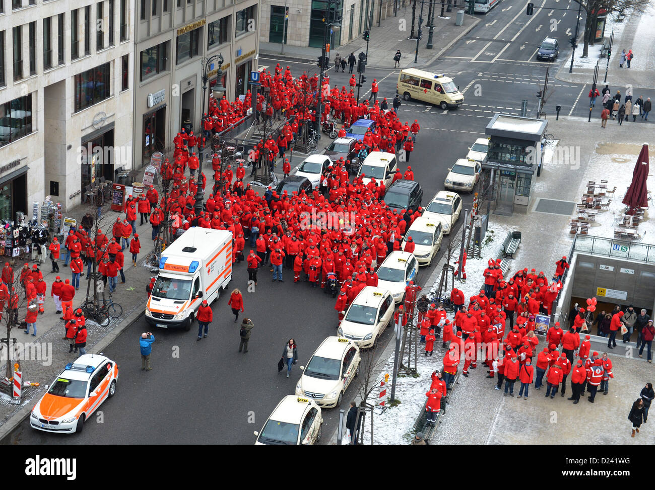 1.800 membri della Croce Rossa tedesca (DRK) vestita in rosso formano una grande croce alla Porta di Brandeburgo a Berlino, Germania, 13 gennaio 2013. La performance è parte di questo anno il centocinquantesimo anniversario. Foto: Britta Pedersen Foto Stock