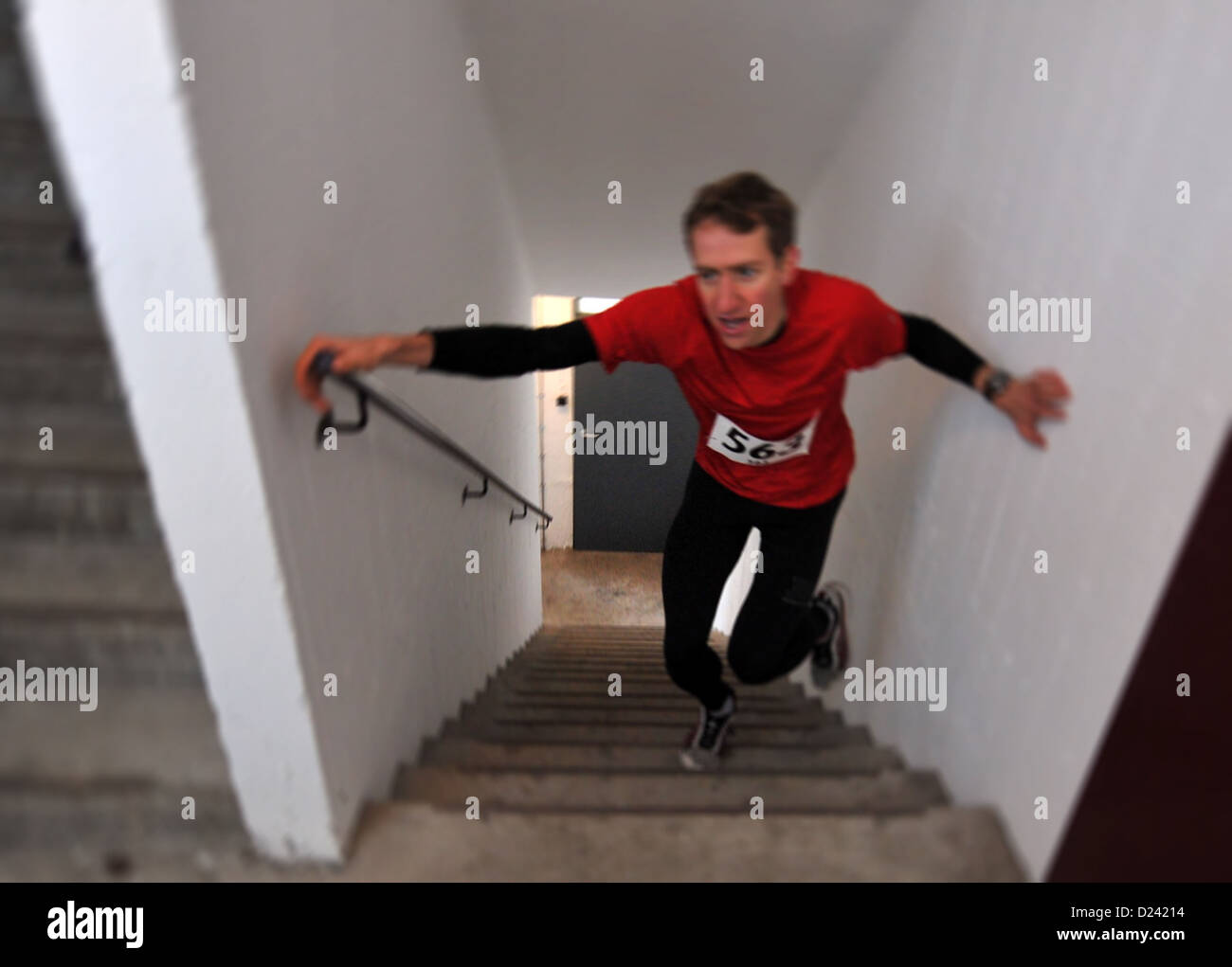 Un uomo si arrampica al ventesimo piano nella torre corrono all'interno della 'ideale' alto edificio di Berlino, Germania, 13 gennaio 2013. In classi differenti, gli uomini e le donne hanno gareggiato nella 400-gradino-run. Foto: Paolo Zinken Foto Stock